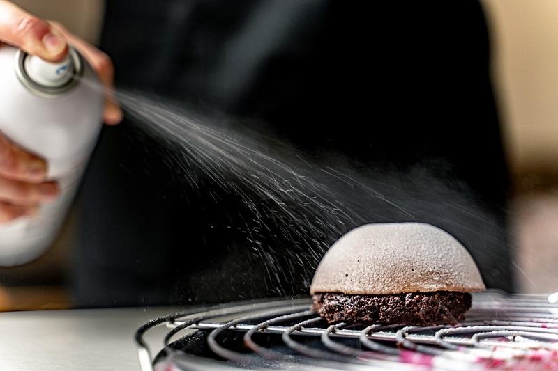 Pokrywanie ciast metodą natryskową. Czym jest fondant spray? 